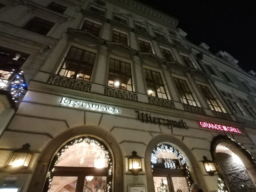 Krakowski Rynek pełen policji i służb