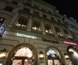Krakowski Rynek pełen policji i służb