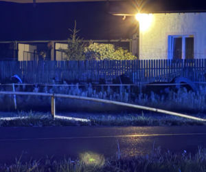 Kierowca uderzył w barierki, barierka przebiła auto i zabiła pasażera, kierowca uciekł pieszo