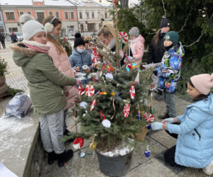 Młodzi Sądeczanie ozdobili choinki przed ratuszem