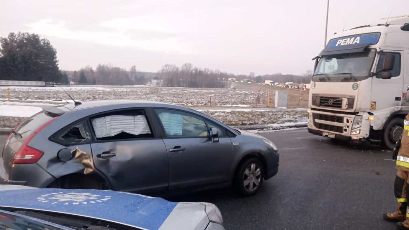 Ciężarówka i osobówka zderzyły się na rondzie w Dąbrowie Tarnowskiej