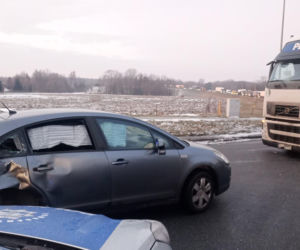 Ciężarówka i osobówka zderzyły się na rondzie w Dąbrowie Tarnowskiej