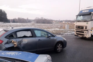 Ciężarówka i osobówka zderzyły się na rondzie w Dąbrowie Tarnowskiej