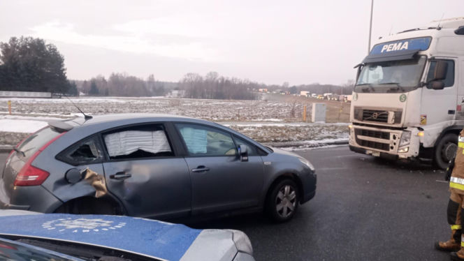 Ciężarówka i osobówka zderzyły się na rondzie w Dąbrowie Tarnowskiej