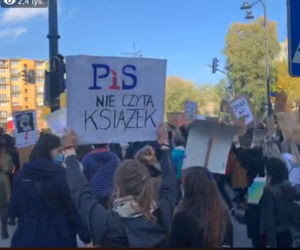 Strajk Kobiet w Łodzi: Protestujący idą ulicami miasta