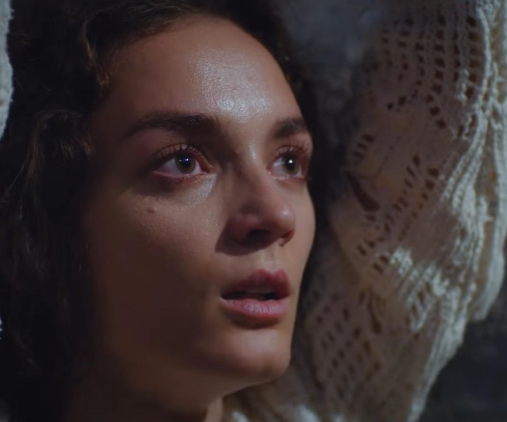 Dziedzictwo, odcinek 891: Nana i Nazli uciekają z rąk Trucizny, a Ayse traci przytomność po przyjęciu niewłaściwych leków