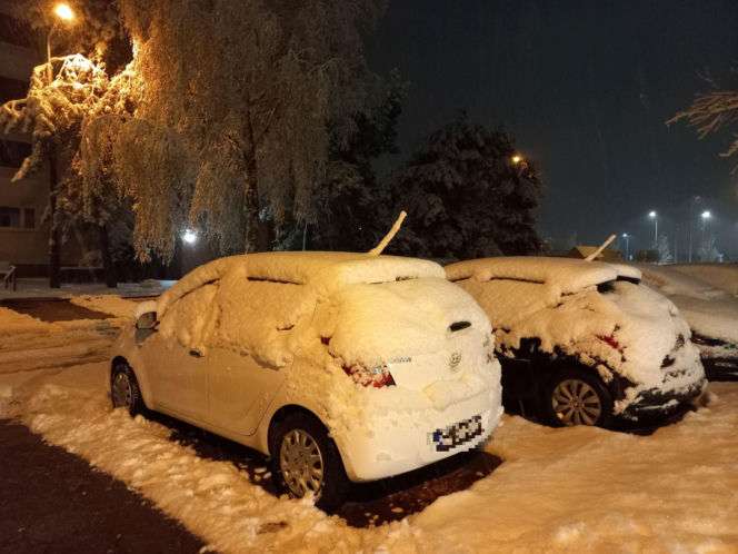 Leszno pod śniegiem. Kolizje na drogach i opóźnienia autobusów