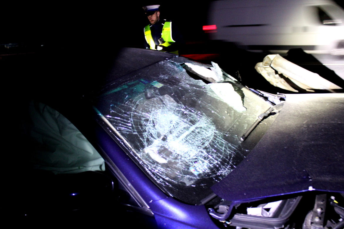 Rozpędzone maserati wjechało w bariery na autostradzie. Pasażer nie przeżył wypadku