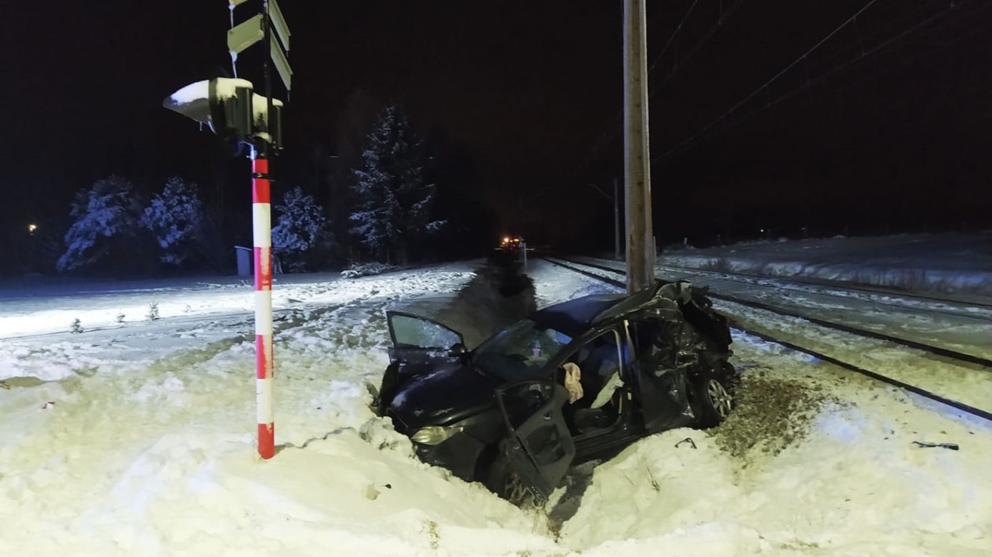 Koszmarny wypadek na przejeździe pod Przysuchą. 25-latka i jej matka nie żyją. Policja szuka świadków! [ZDJĘCIA]