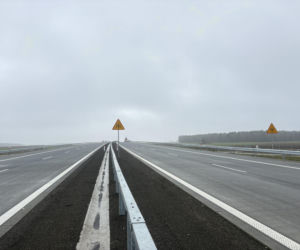Na autostradzie A2 na wschód od Warszawy prace idą pełną parą, zarówno w dzień, jak i po zmroku