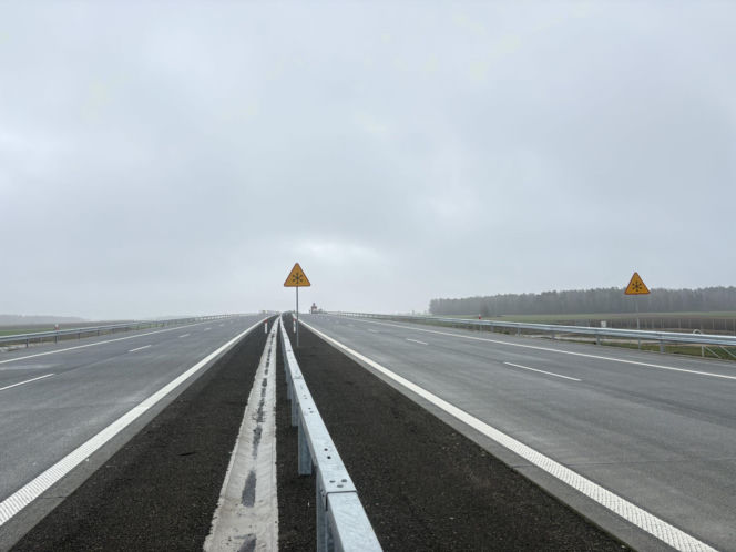 Na autostradzie A2 na wschód od Warszawy prace idą pełną parą, zarówno w dzień, jak i po zmroku