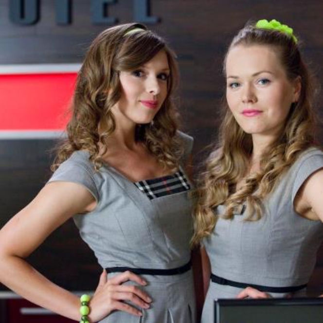 HOTEL 52. Klaudia Halejcio jako recepcjonistka Sara i Magda Lamparska (Marta)