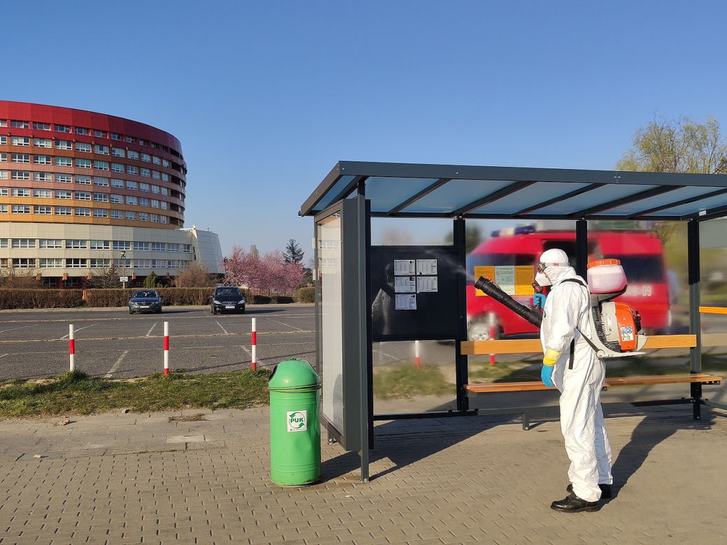 Kalisz walczy z koronawirusem! Trwa dezynfekcja miasta! [ZDJĘCIA] 