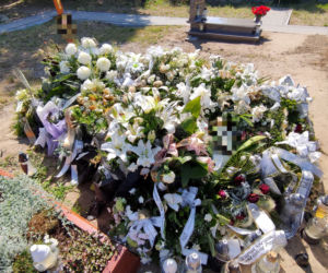  Białe wiązanki i wieńce przykryły grób Michał, który zginął w wypadku w grudziądzkich ruinach