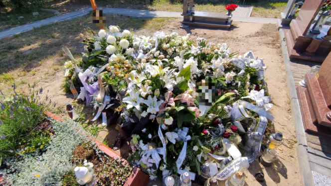  Białe wiązanki i wieńce przykryły grób Michał, który zginął w wypadku w grudziądzkich ruinach