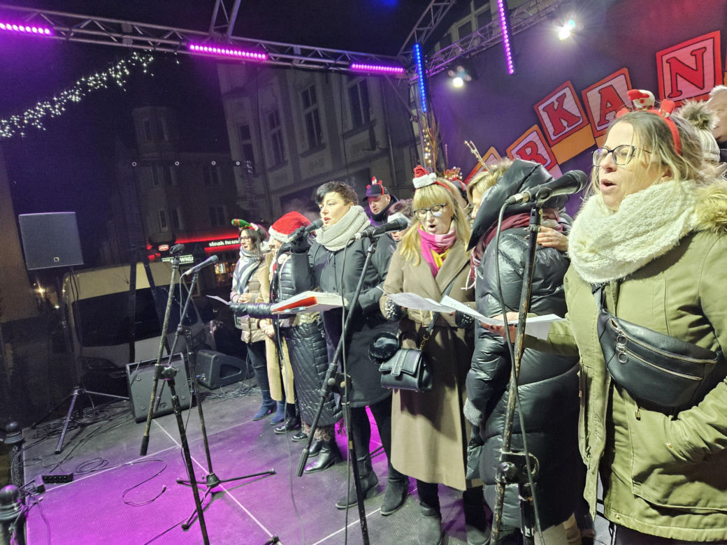 Jarmark Świąteczny w Biskupcu. Na scenie wystąpił zespół Arka Noego [ZDJĘCIA]