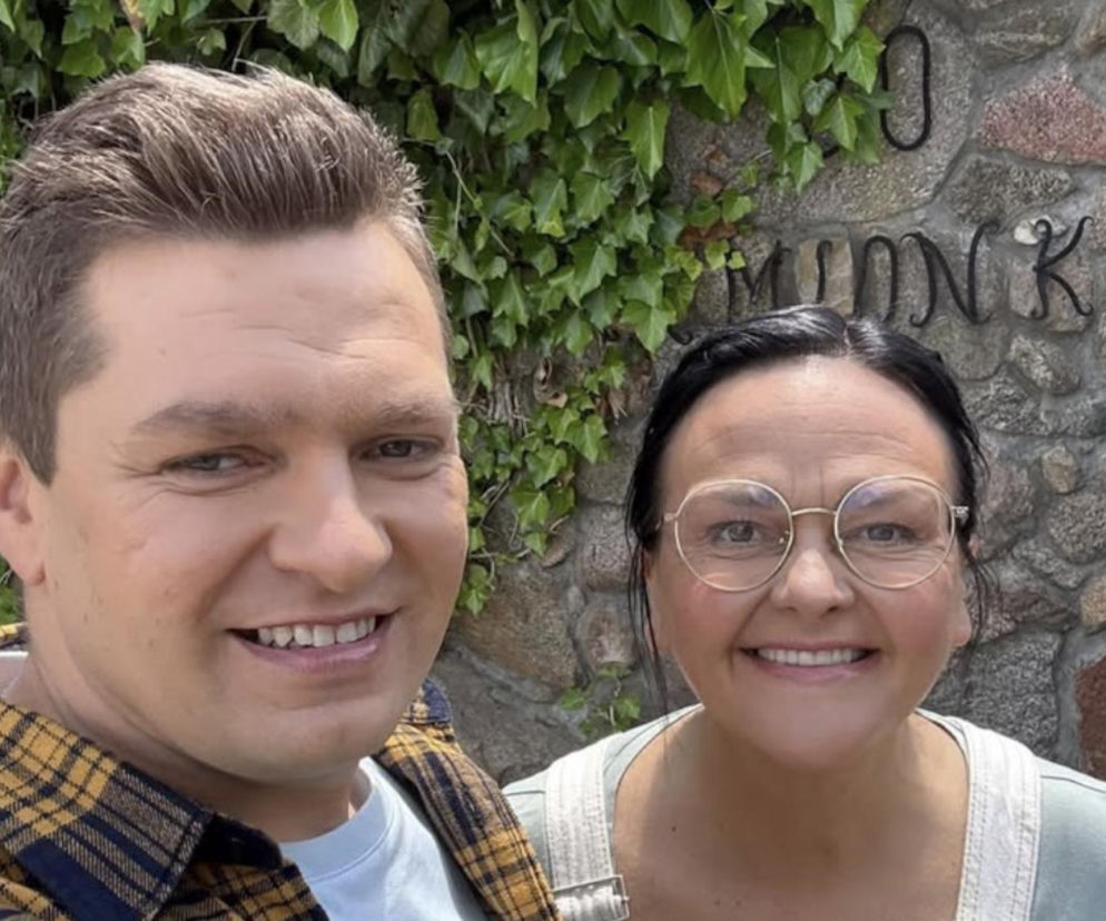 Szymon Karaś i Beata Oleszek uśmiechają się na planie programu Farma. O nowym sezonie przeczytasz w serwisie Eska.