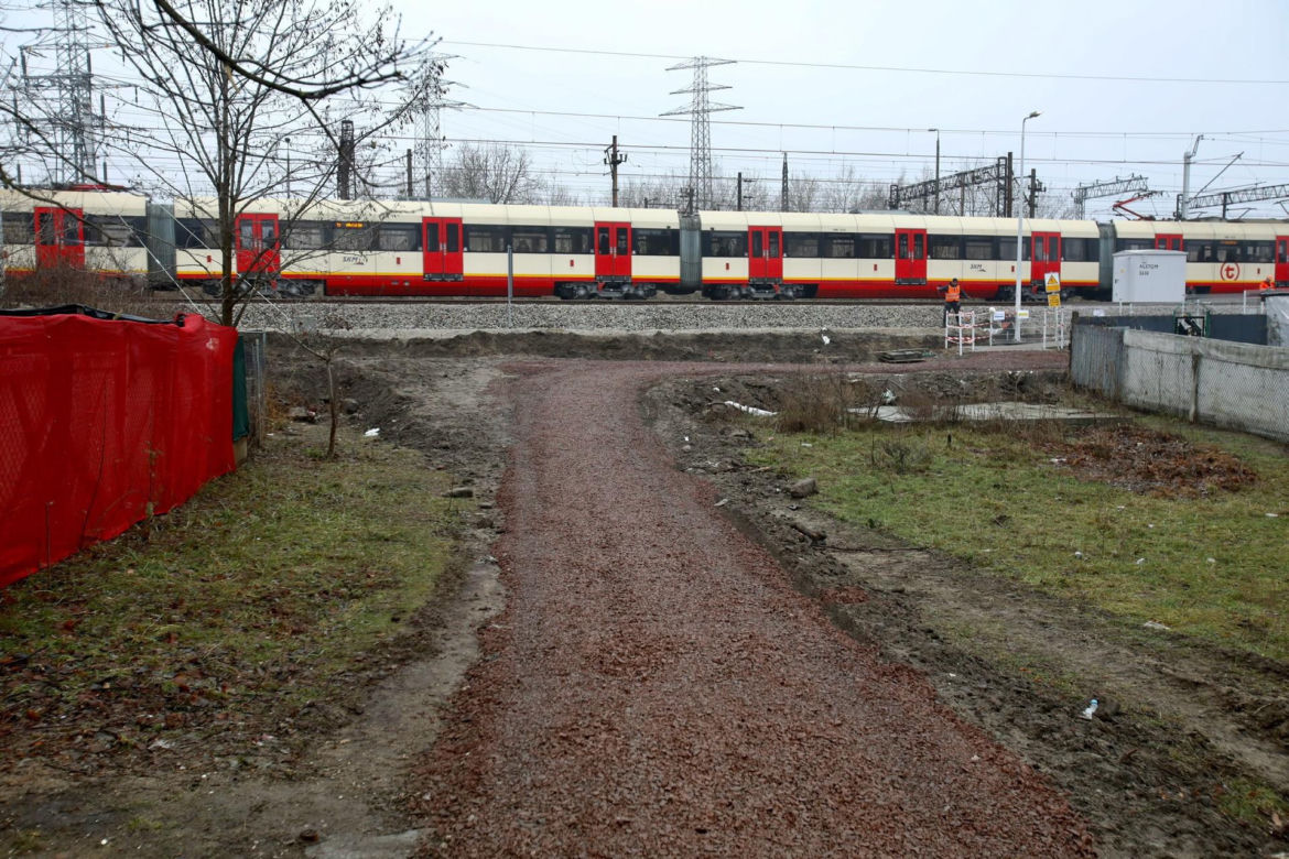 Dojście do nowej stacji przez błoto i plac budowy. PKP Warszawa Grochów jak tor przeszkód 