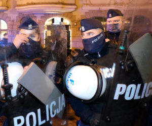 Pałki i gaz na ulicach