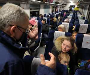Przepełniony pociąg z uchodźcami
