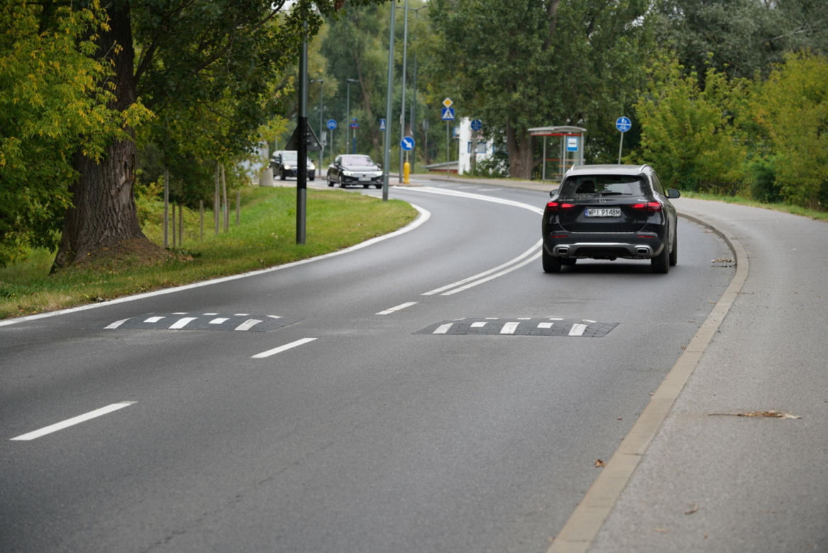 Drogowcy montują progi zwalniające na ul. Vogla. Rok temu rozpędzone BMW z trzema mężczyznami wbiło się tu w drzewo i spłonęło