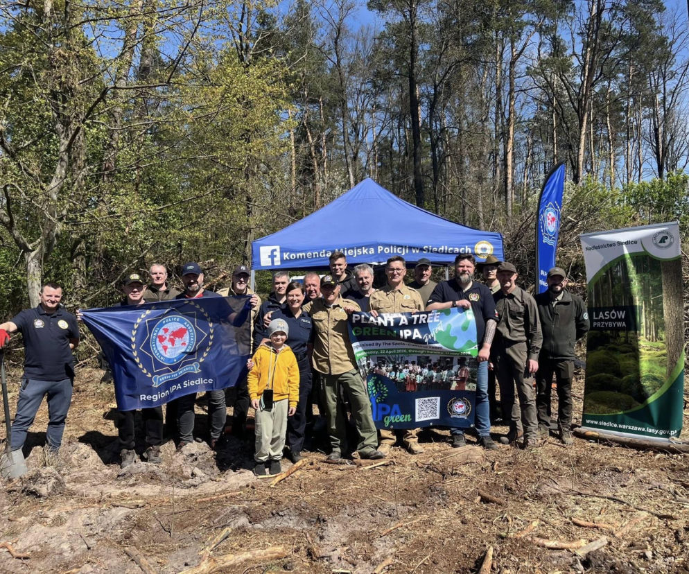Siedleccy policjanci zasadzili drzewa w Golicach w ramach akcji „Plant a Tree – Green IPA Project”