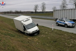 Niebezpieczne zdarzenie z udziałem IVECO na S-17. Kierowca zasnął, a bus wleciał do rowu