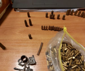 Kradziony sprzęt, broń i narkotyki w mieszkaniu pasera
