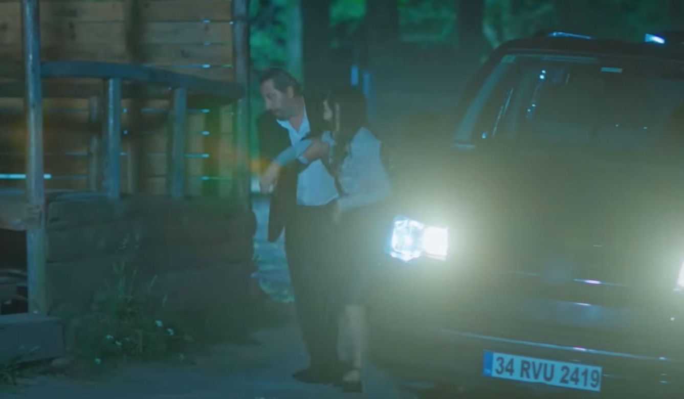 Zbir uprowadzi ją i zamknie w domku na odludziu.