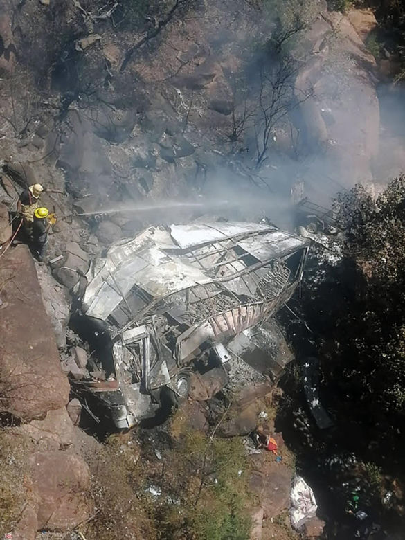 Tragedia na pielgrzymce! Autobus spadł z wiaduktu, 45 osób nie żyje! Ocalała jedynie 8-latka 