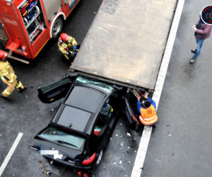 Peugeot sprasowany na trasie S8