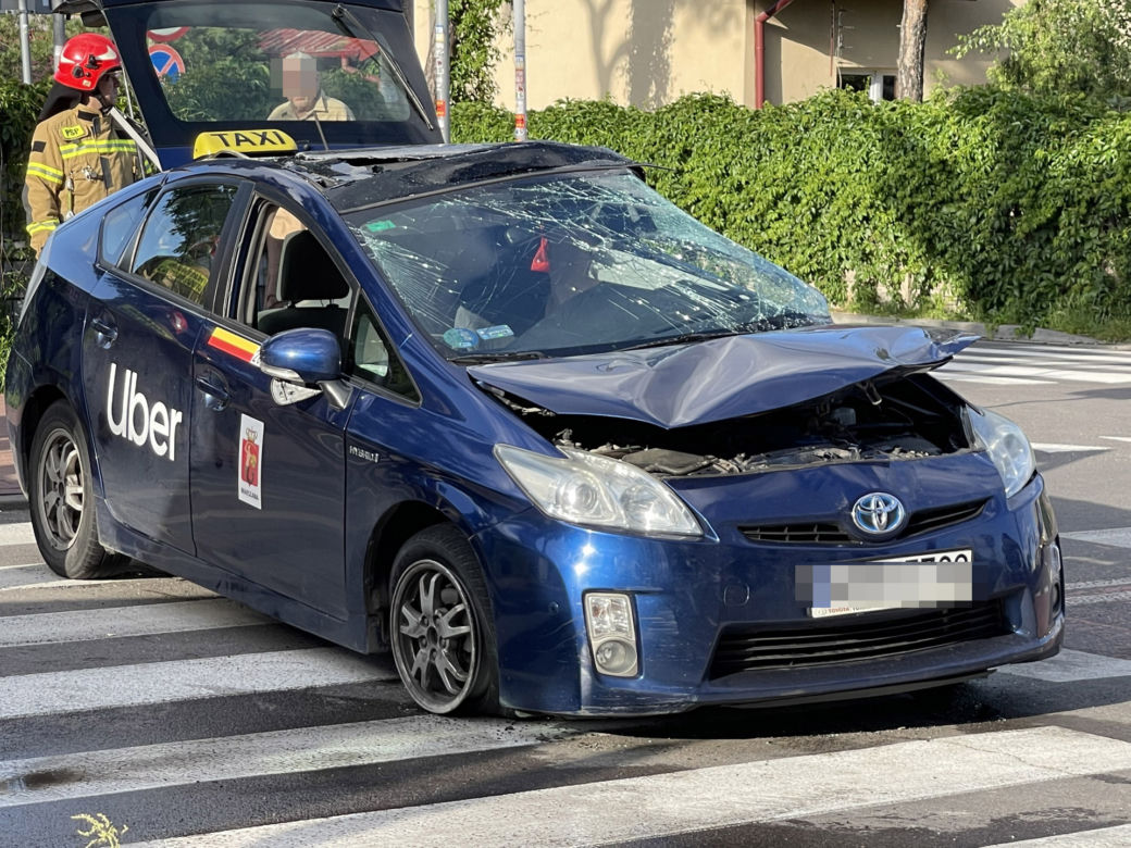 Betoniarka roztrzaskała Ubera na ulicach Legionowa. Jedna osoba ranna