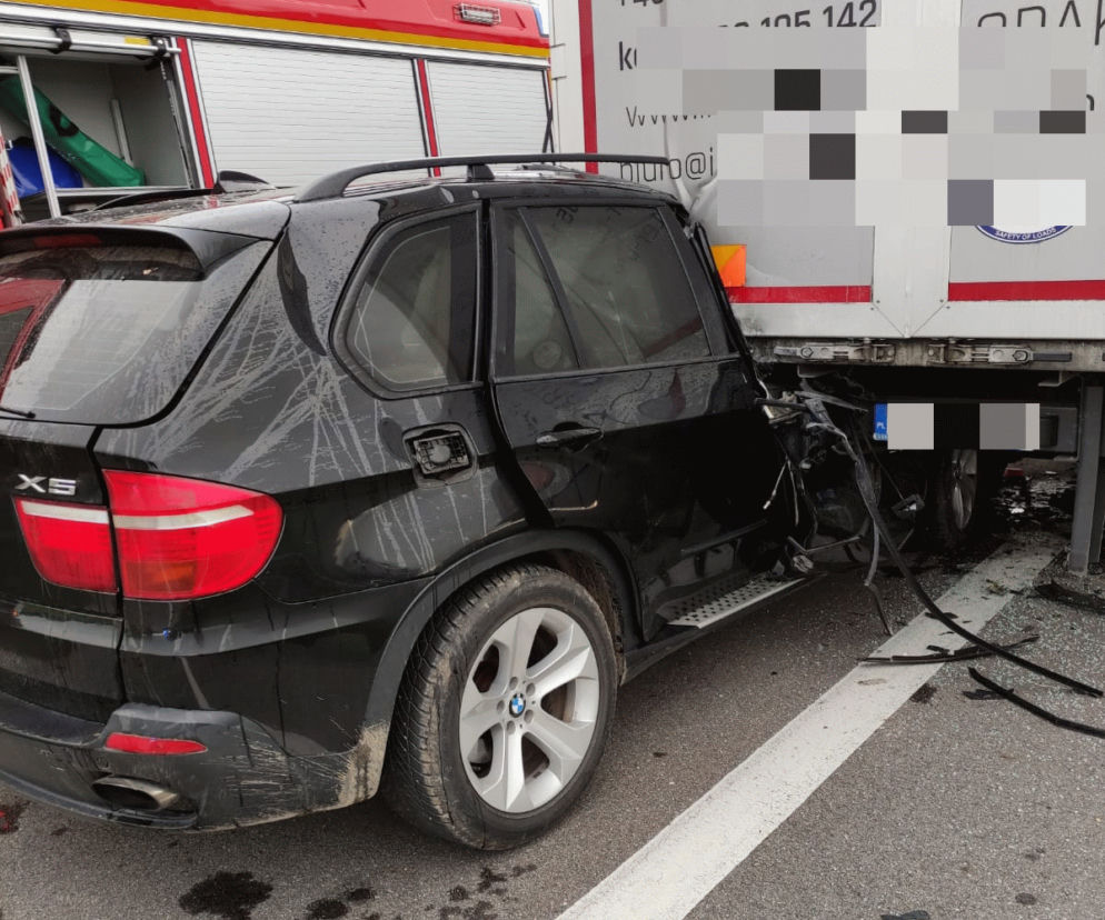 Łyse. Wystarczyła chwila nieuwagi. Zmasakrowane bmw, w środku 18-latek! [ZDJĘCIA]