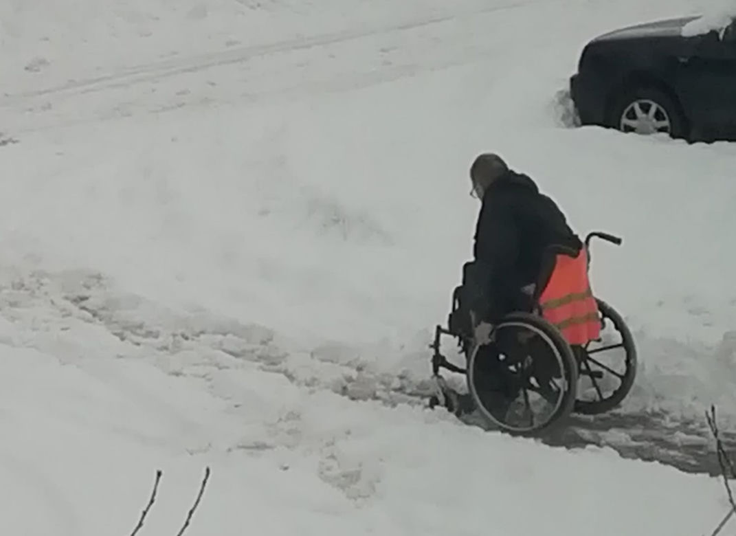Na wózku inwalidzkim odśnieżał drogę do lekarza 