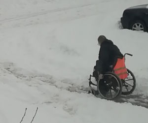 Na wózku inwalidzkim odśnieżał drogę do lekarza 