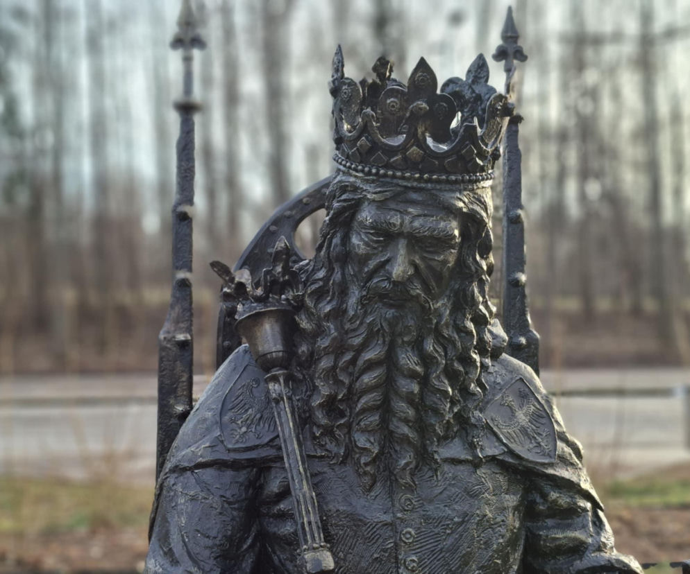 Nowa perełka Świętokrzyskiego. Posągi królów Polski obok legendarnego Dębu Bartka
