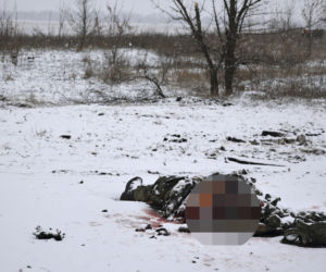 Śnieg przykrywa matrwych żołnierzy rosyjskich