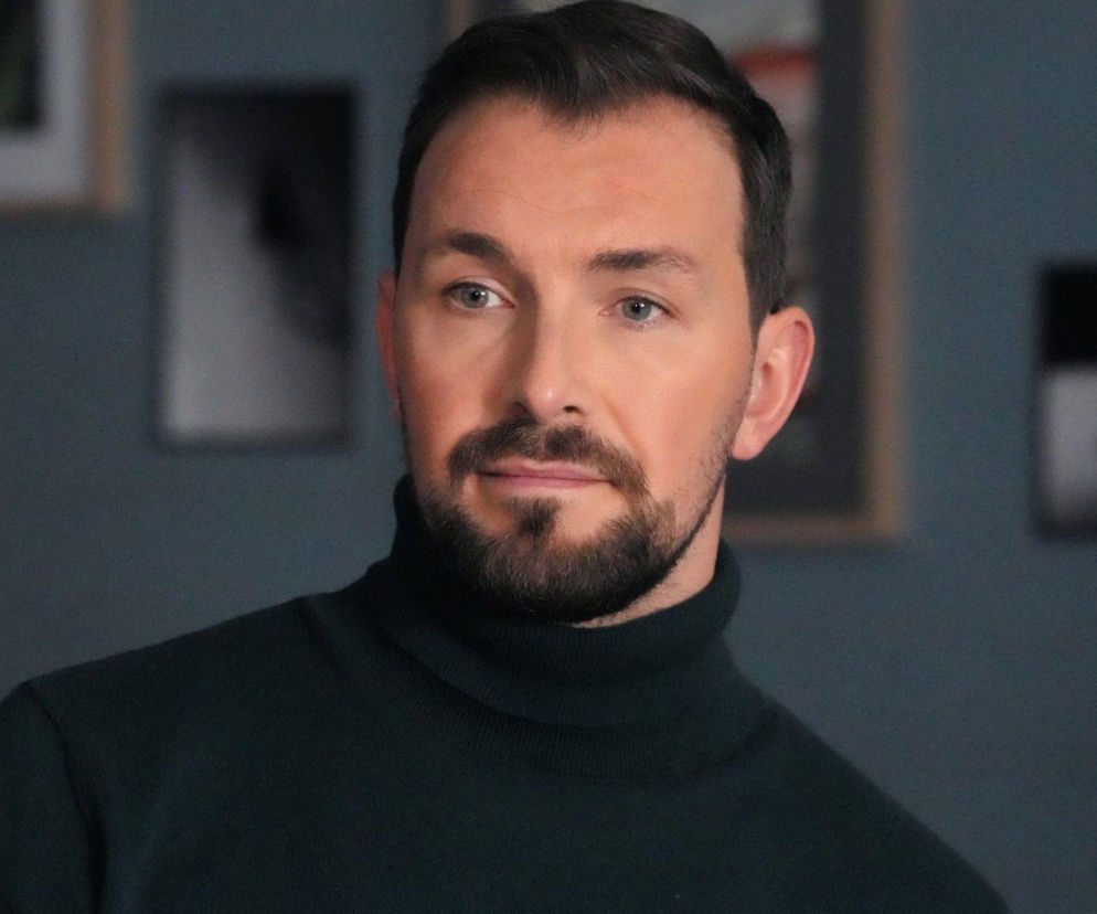 Aktor Oskar Stoczyński jako Marcin Kodur w czarnym golfie. O tragicznej śmierci w serialu przeczytasz na SE Superseriale.