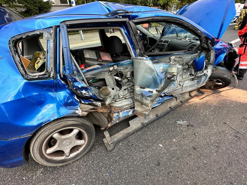 Straszny wypadek w wielkie święto ratownictwa. Karetka roztrzaskana, trzy osoby w szpitalu