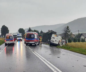 Łososina Dolna. Zderzenie dwóch dostawczaków. Ciężarówka chciała je minąć i skończyła w rowie