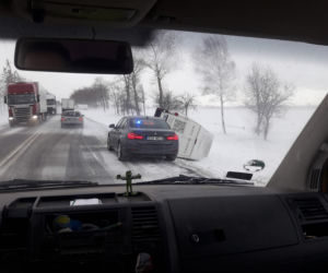 Trudne warunki na drogach w Podlaskiem. Kolizje, wypadki, sporo tras nieprzejezdnych (21.01.2022)