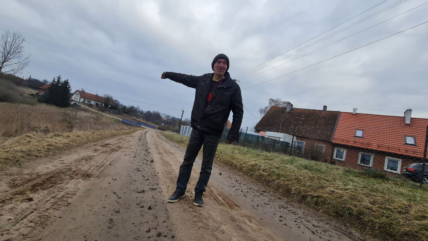 To się nazywa kopniak! Pan Grzegorz utknął między sztachetami!