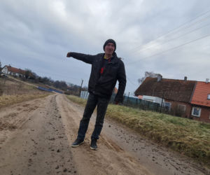 To się nazywa kopniak! Pan Grzegorz utknął między sztachetami!