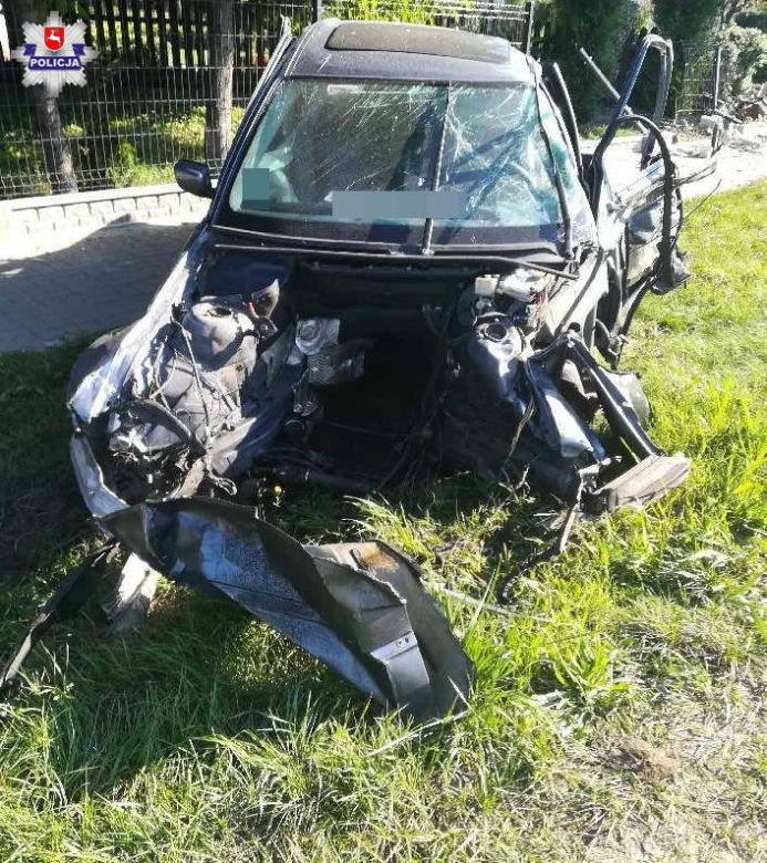 Przerażający wypadek: 27-LATEK NIE ŻYJE! Zmasakrowany samochód
