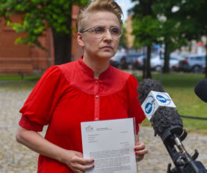 Joanna Scheuring-Wielgus pyta w Toruniu o dofinansowania dla księdza oskarżonego o pedofilię