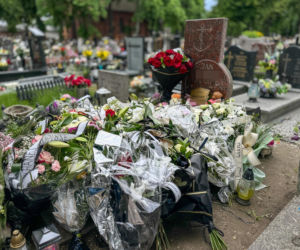 „Cycuś mamusi” z nożem w ręku. Justyna zginęła z ręki syna. Krew była nawet na klatce schodowej