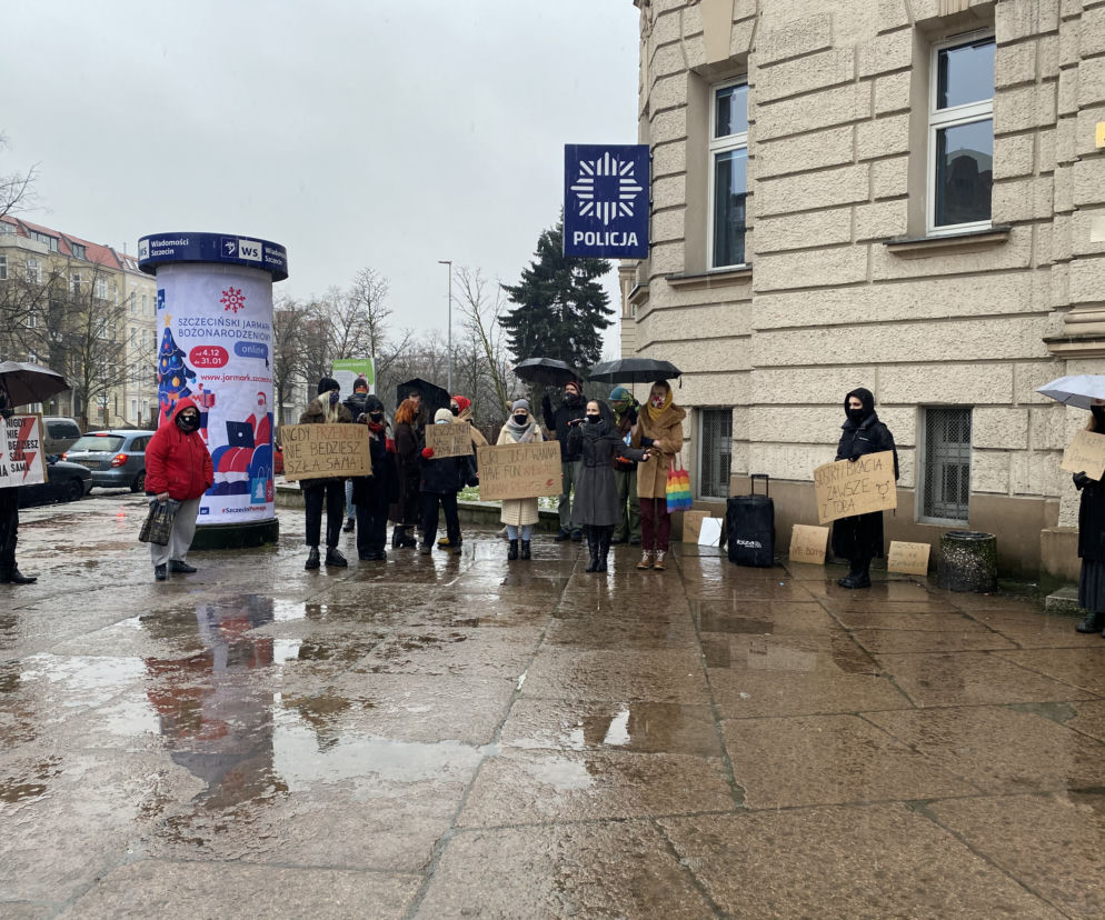 Zgromadzenie przed komisariatem w Szczecinie