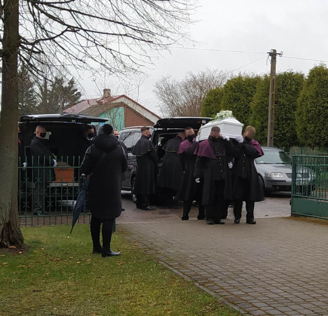 Pożar wybuchł w nocy. Ogień i dym odcięły drogę ucieczki czteroosobowej rodzinie