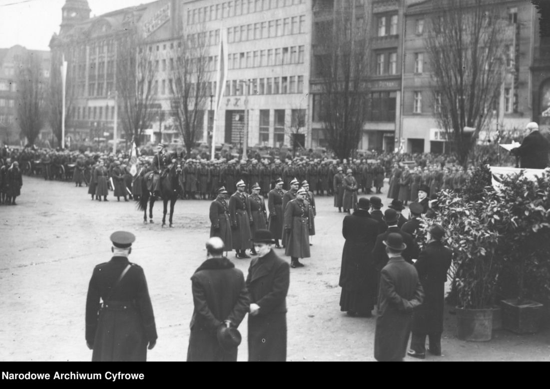 Tak kiedyś wyglądały uroczystości i manifestacje na placu Wolności w Poznaniu
