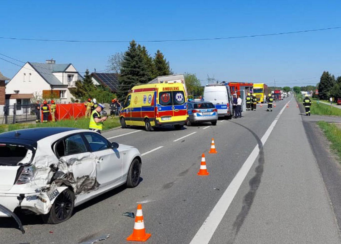 Potworne zderzenie w Ładnej pod Tarnowem. 37-latka nie żyje. Na jej pas zjechała 12-tonowa ciężarówka [ZDJĘCIA]